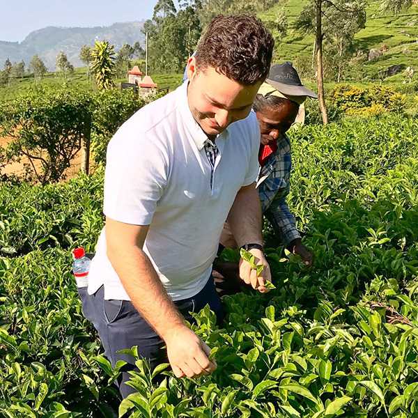 Byebye, Chris: Unser Kollege bricht auf zur “Tea Around the World Tour“!